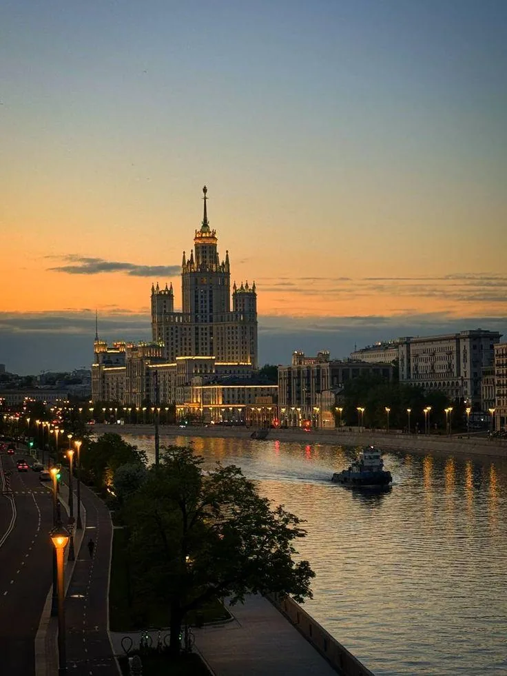 Вечерняя Москва, набережная и огни вдоль реки